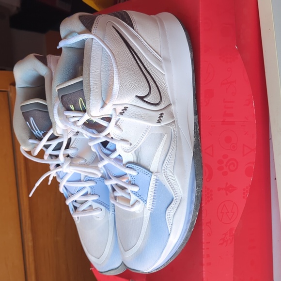 Kyrie Infinity - Picture 2 of 7